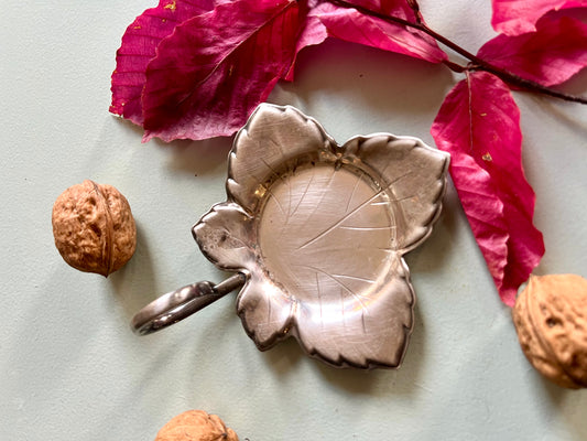 Petite coupelle vintage en métal argenté – Feuille de vigne Vaisselle Patine