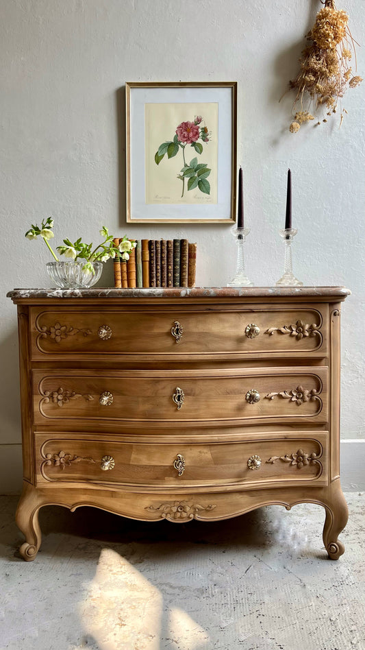 Commode gravée fleurs plateau en marbre