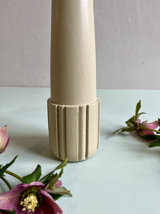 Bougeoir en bois sculpté beige