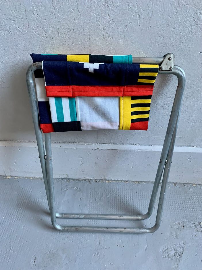 Petite chaise pliable vintage – tissu coloré