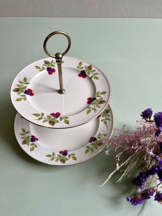 Plat de service en porcelaine décor mûres