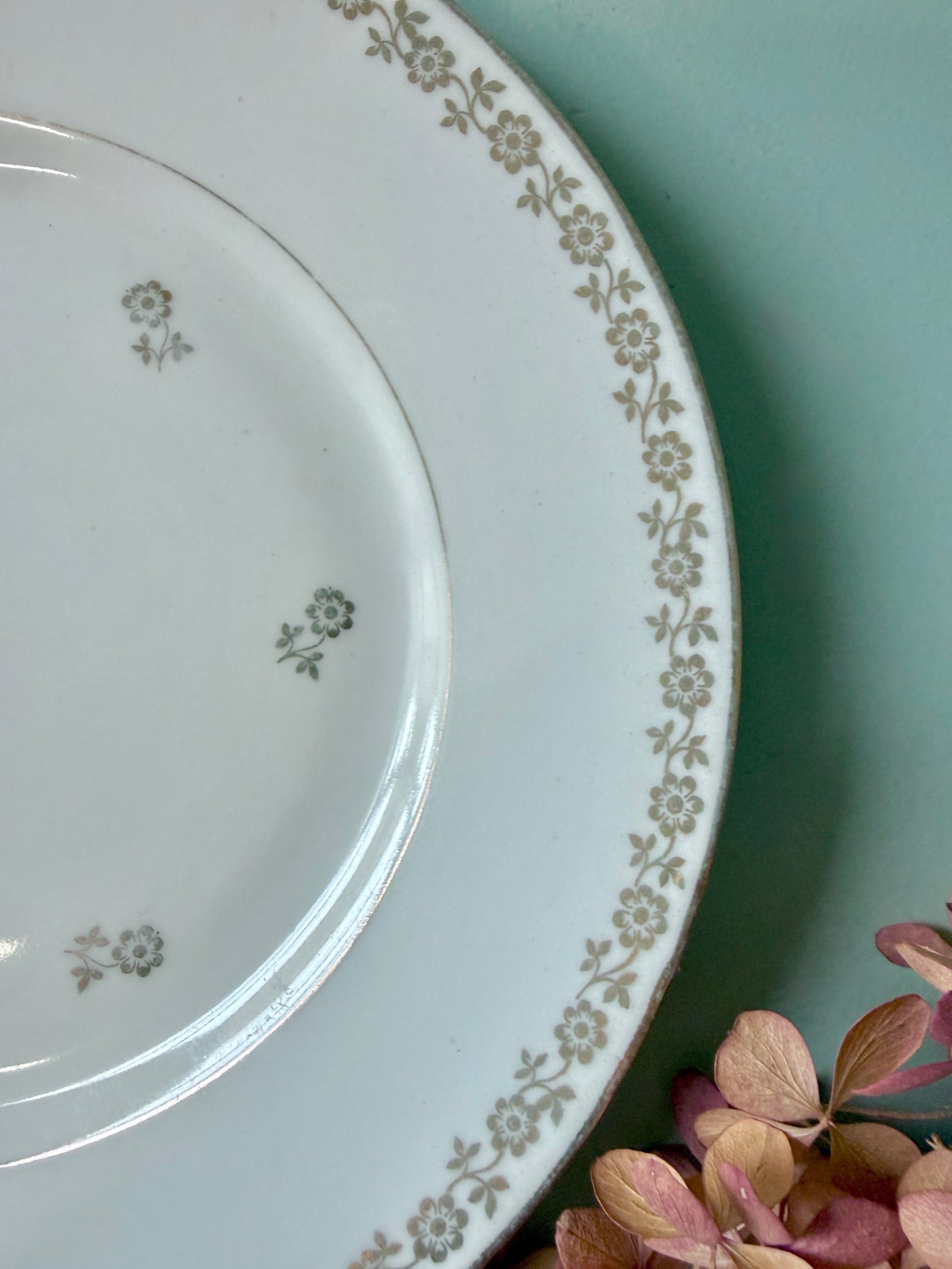 Assiette porcelaine de Limoges avec motifs floraux couleur or