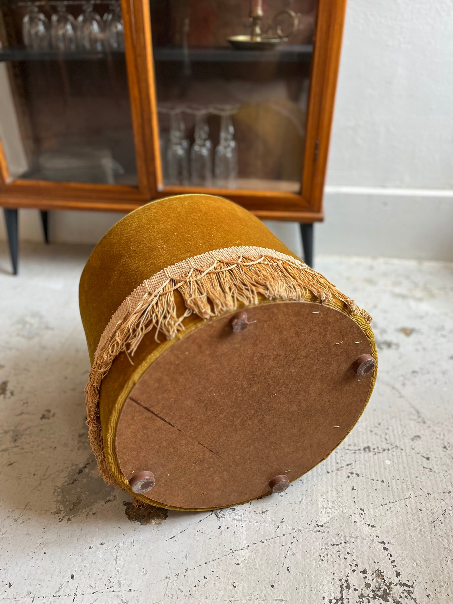 Pouf vintage en velours jaune moutarde à franges