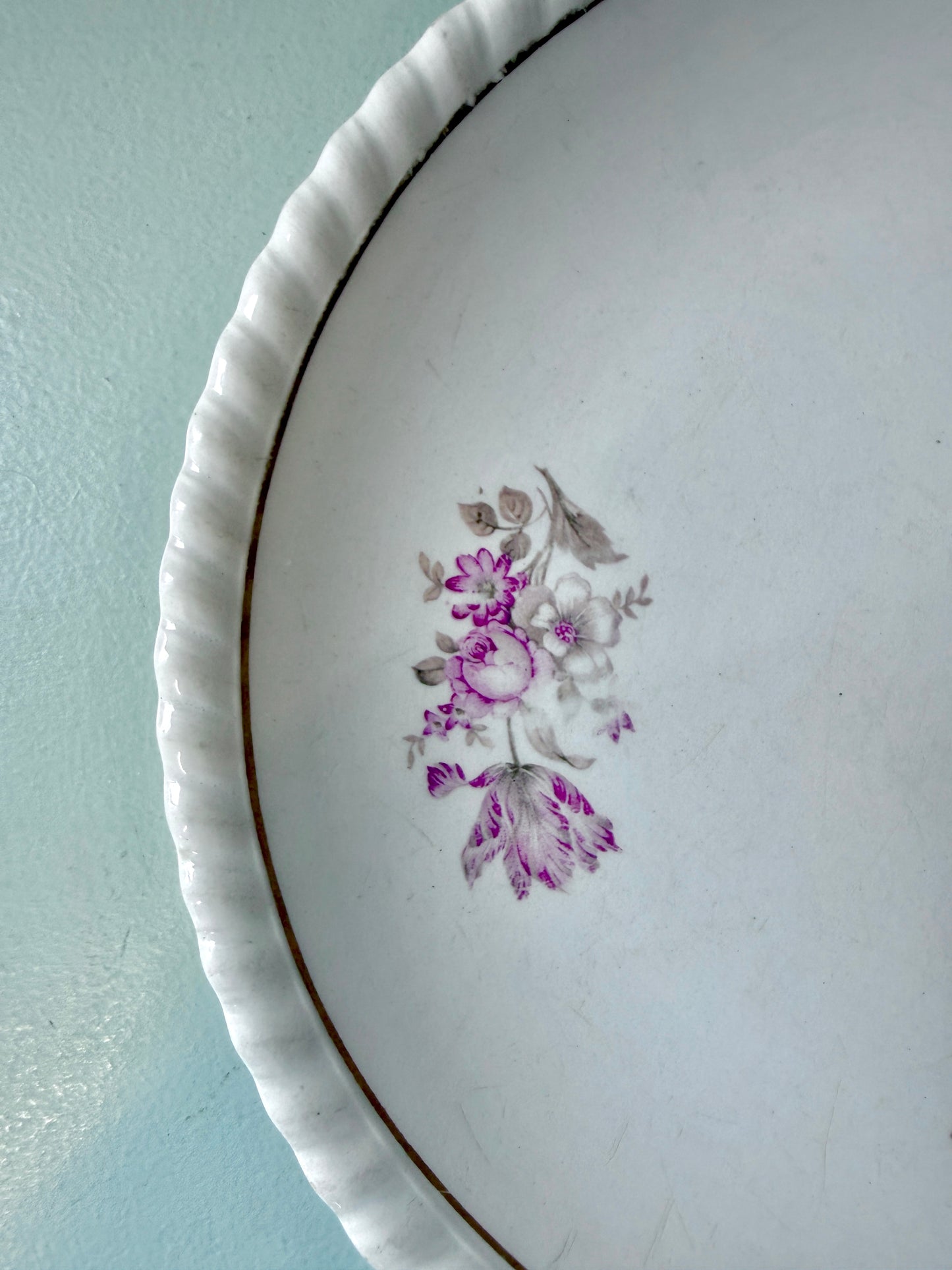 Assiette en faïence motifs floraux