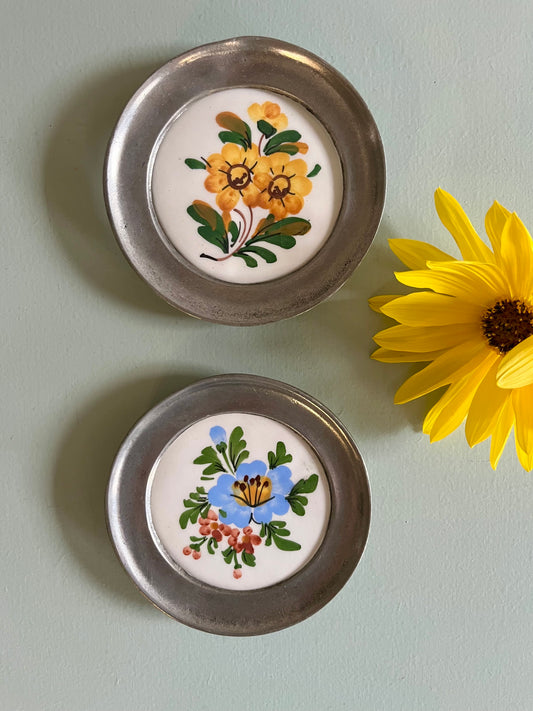 Médaillons muraux vintage en céramique et étain – lot de 2 Décoration Patine