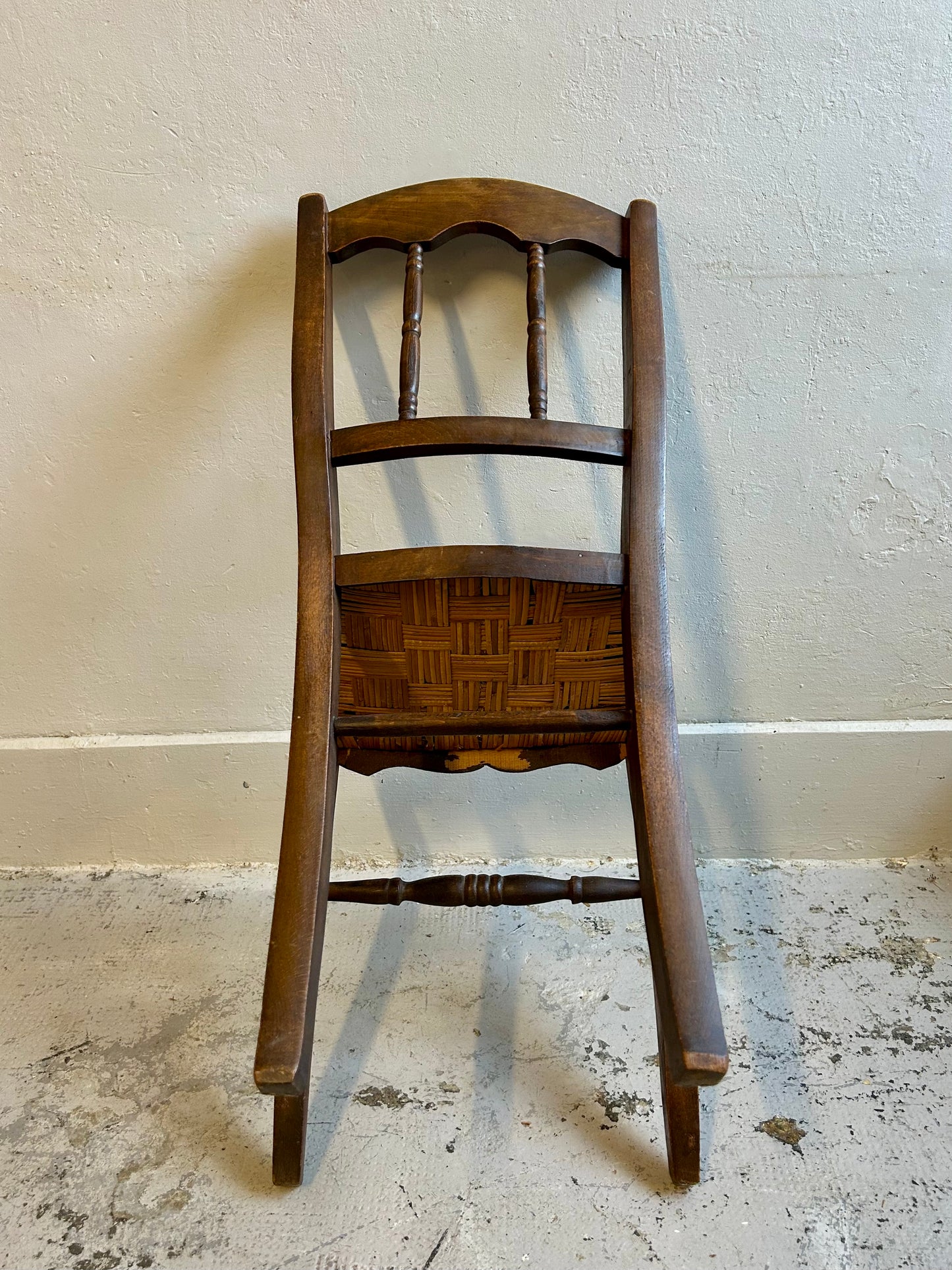 Chaises bistrot en bois foncé à assise paillée - paire
