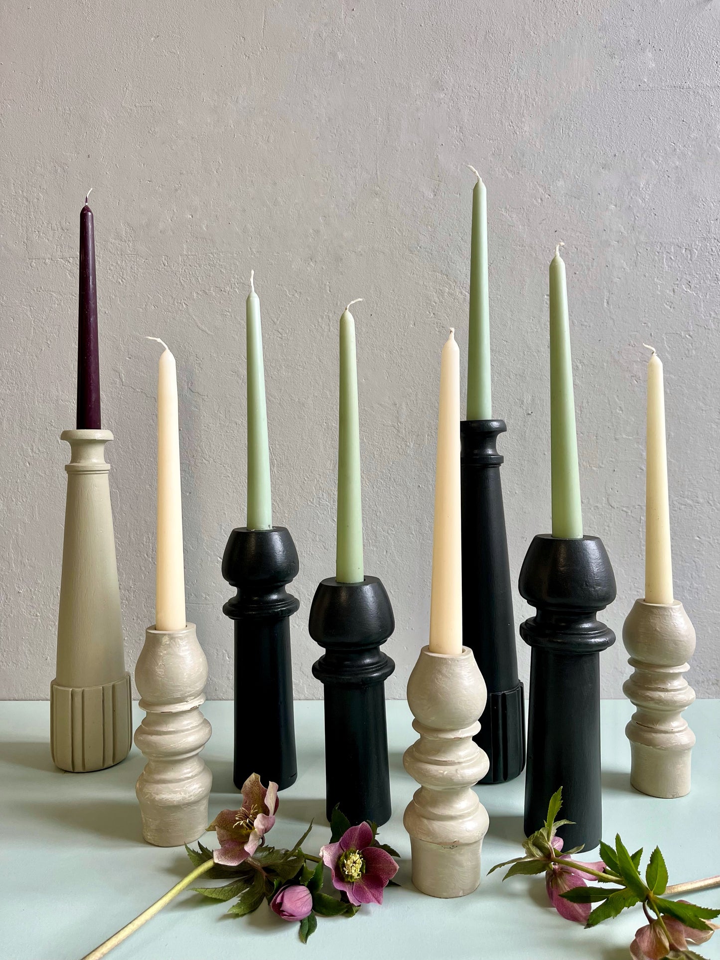 Bougeoir en bois tourné patiné