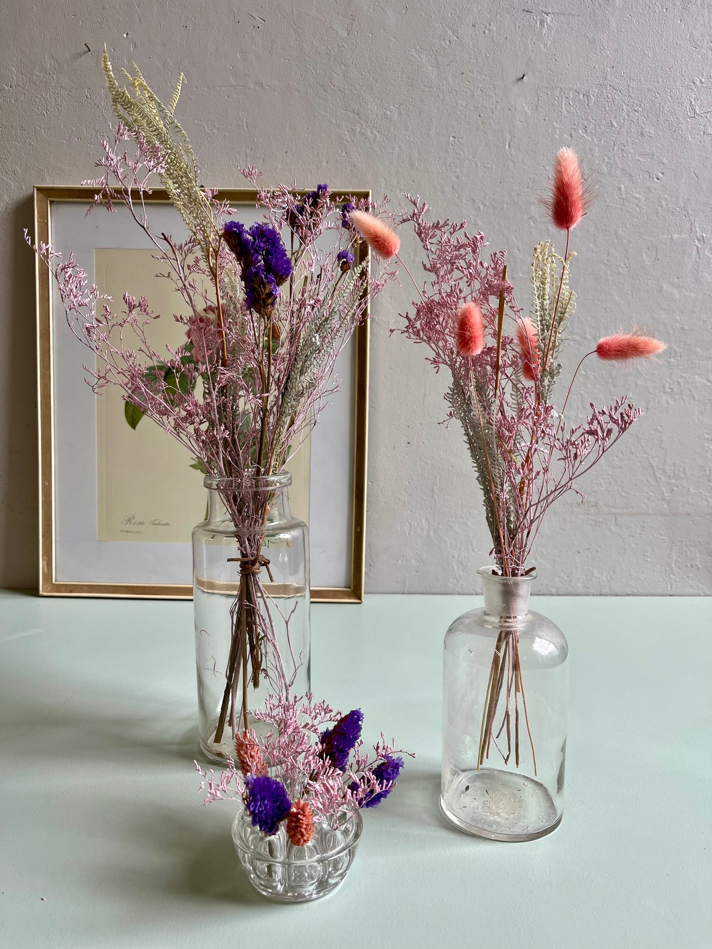 Flacon ancien avec bouquet de fleurs séchées