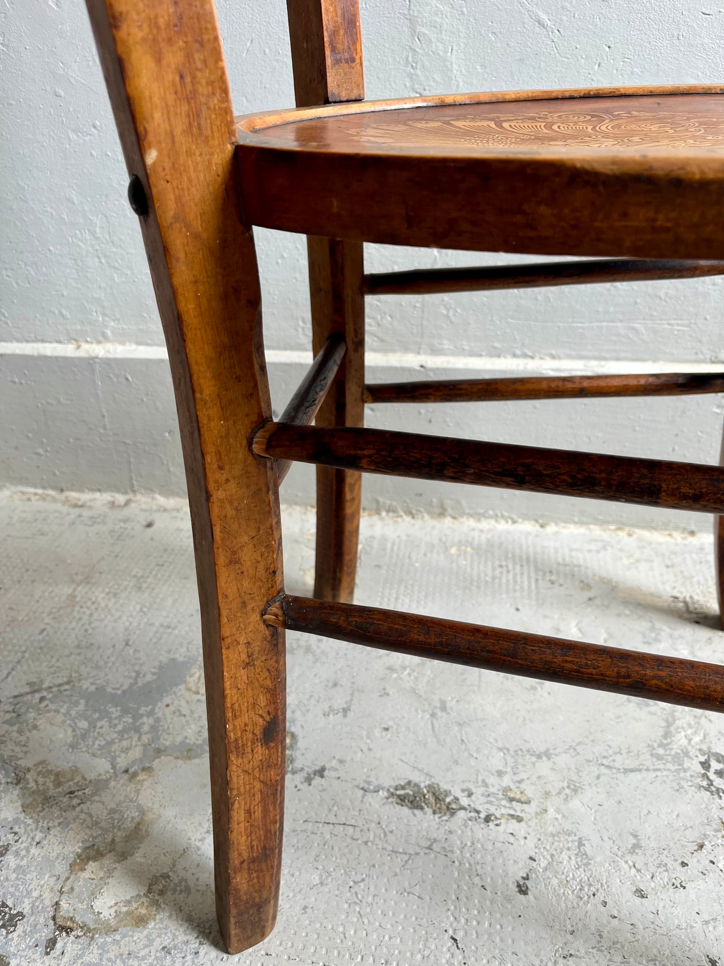 Chaise bistrot patiné assise gravée