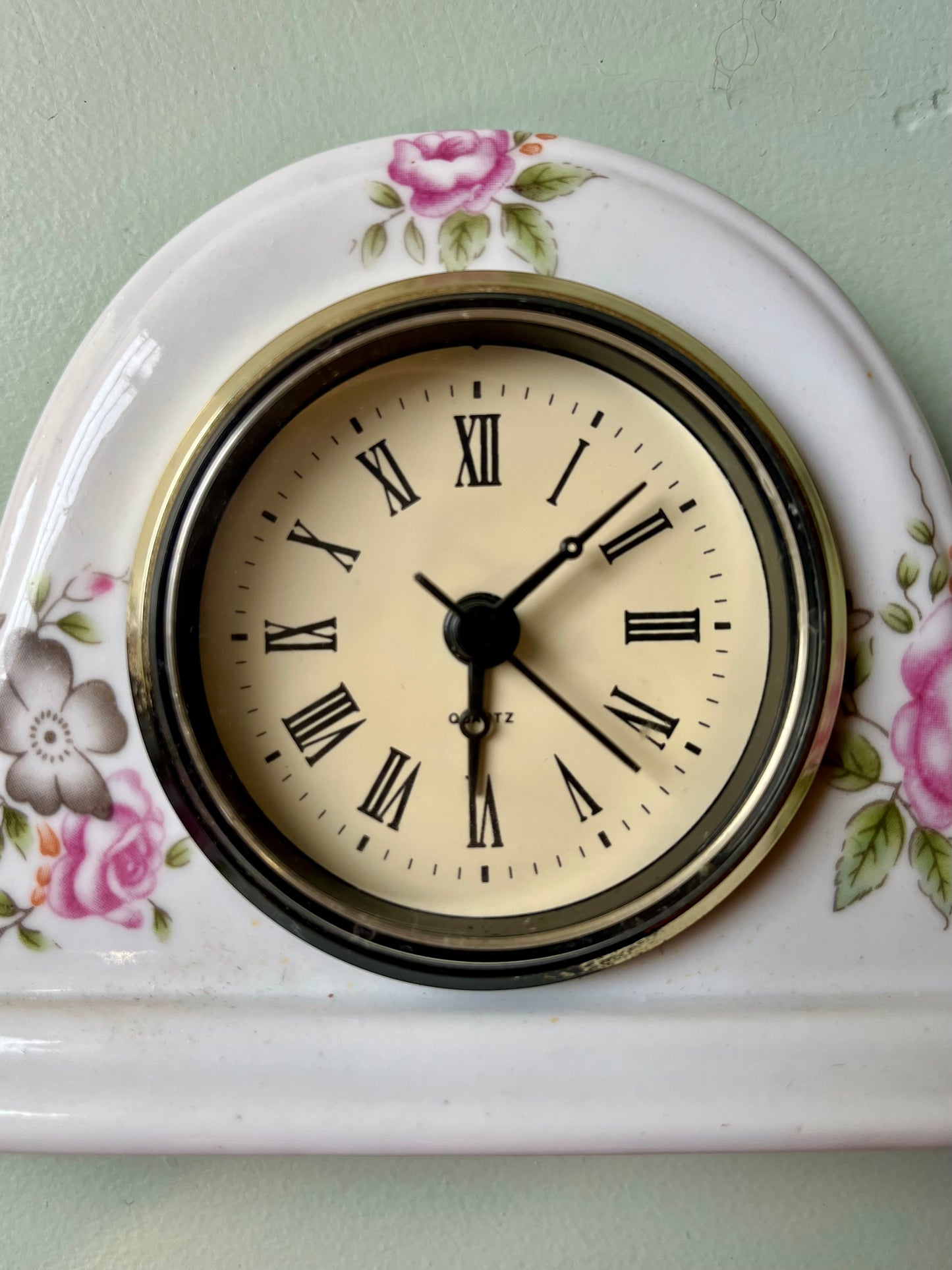 Petite horloge ancienne en céramique « Quartz »