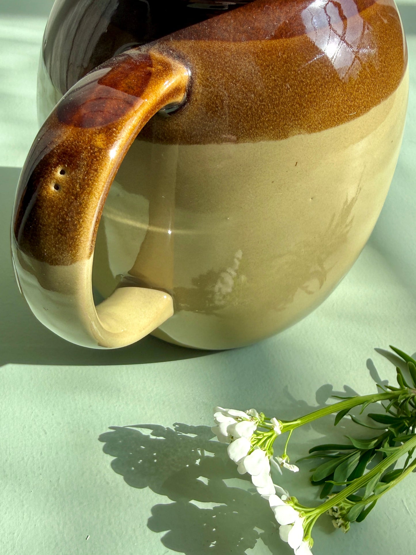 Pichet en grès émaillé beige et marron