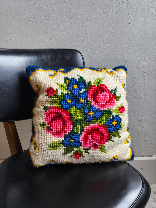 Coussin fleur en point de croix Patine