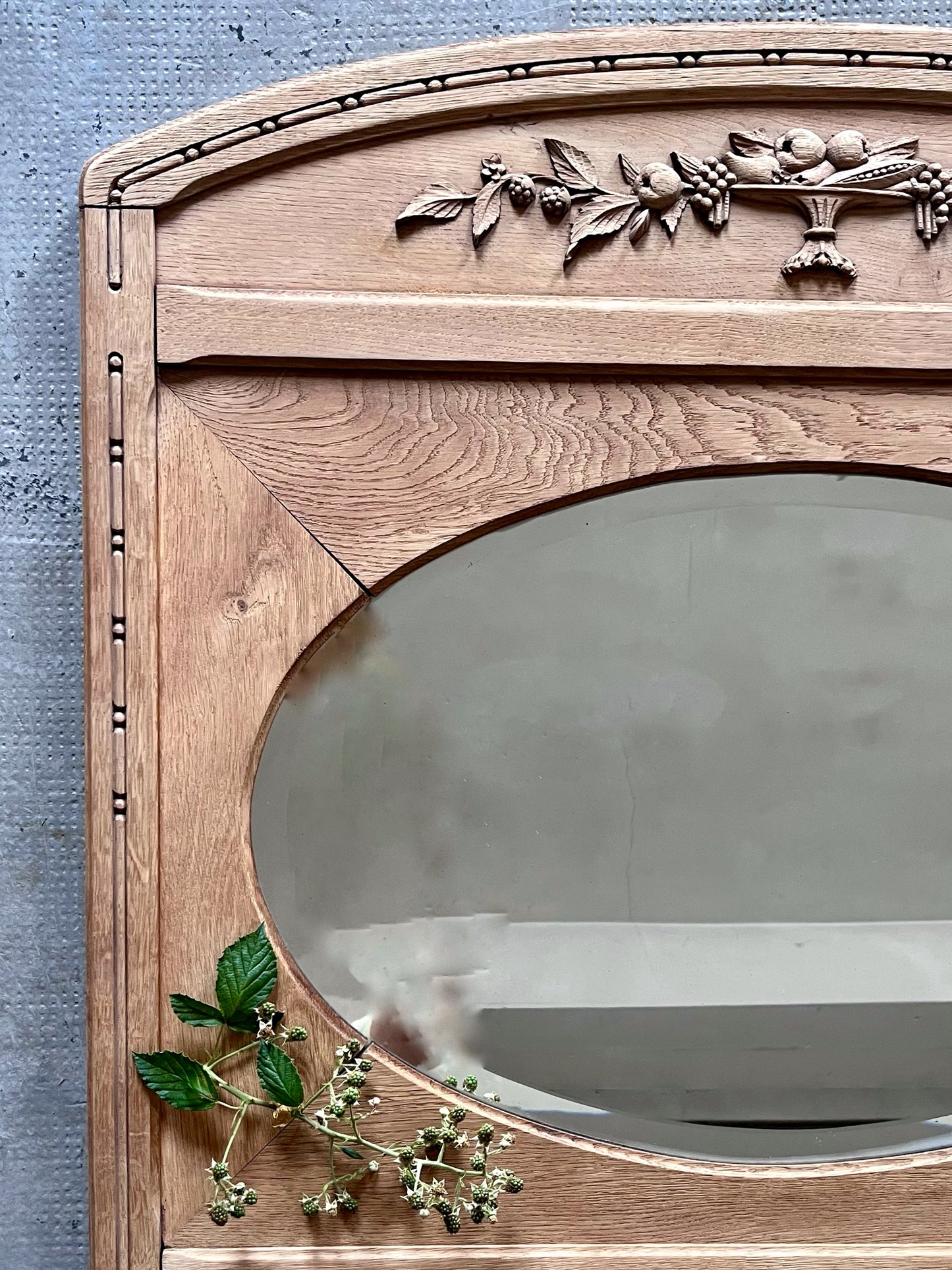 Miroir biseauté décor mûres Patine