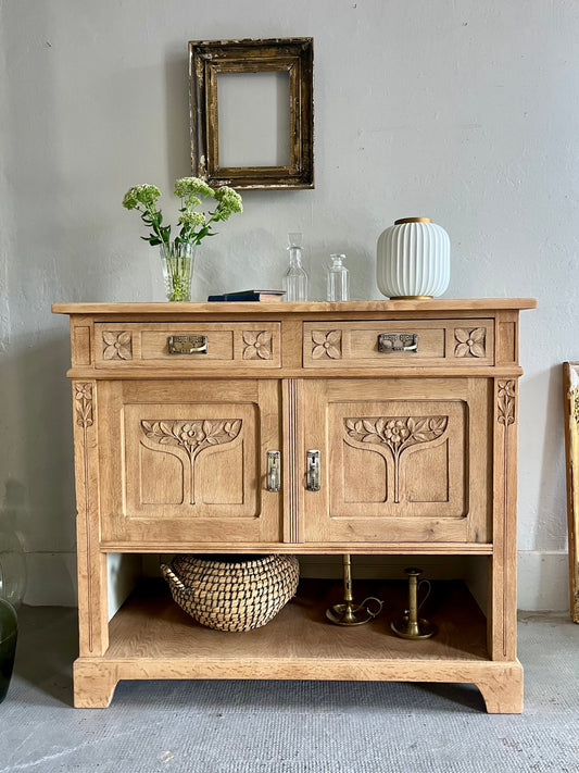 Buffet ancien en chêne sculpté Meubles Patine