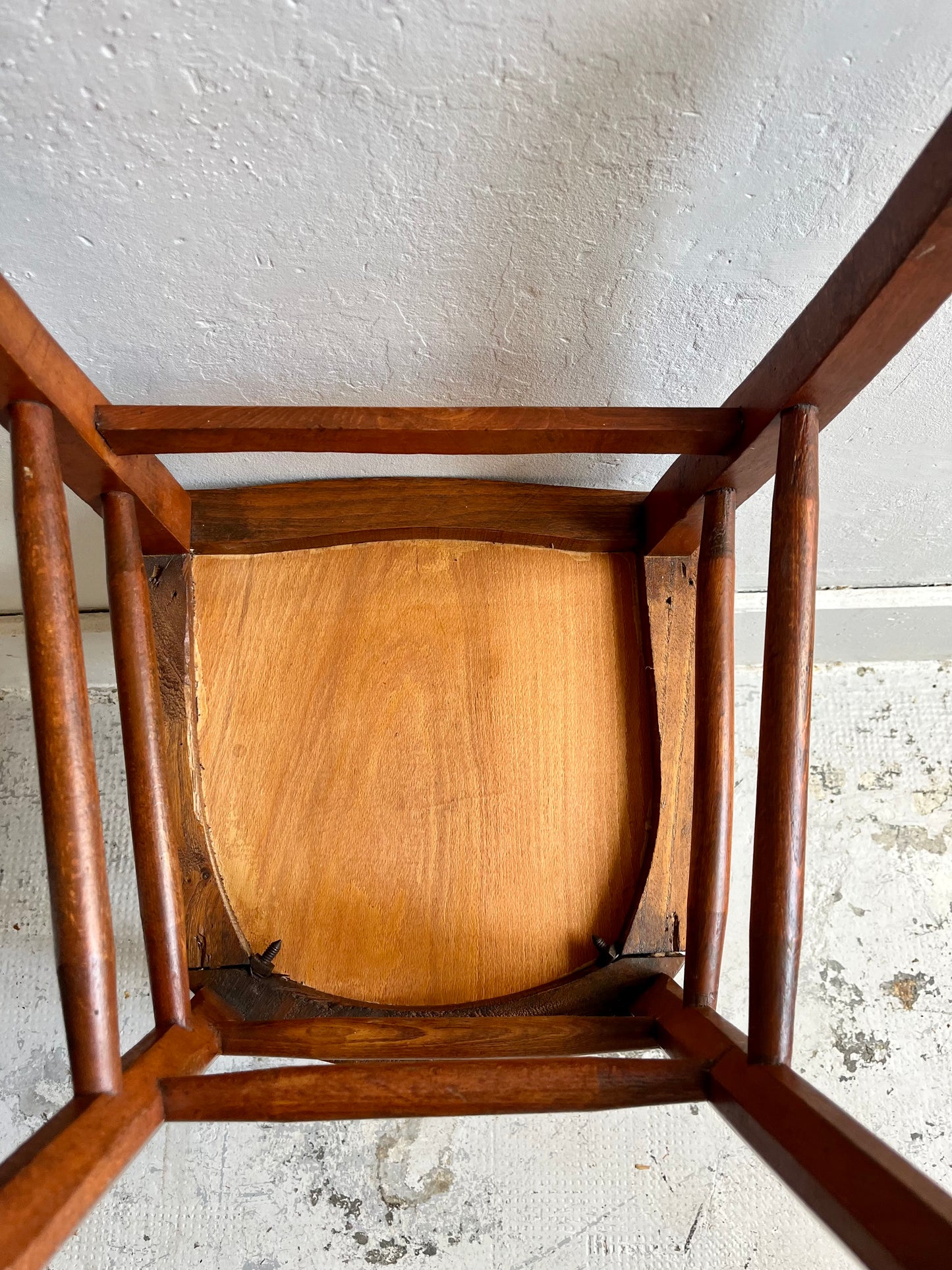 Chaise bistrot ancienne assise gravée bois foncé