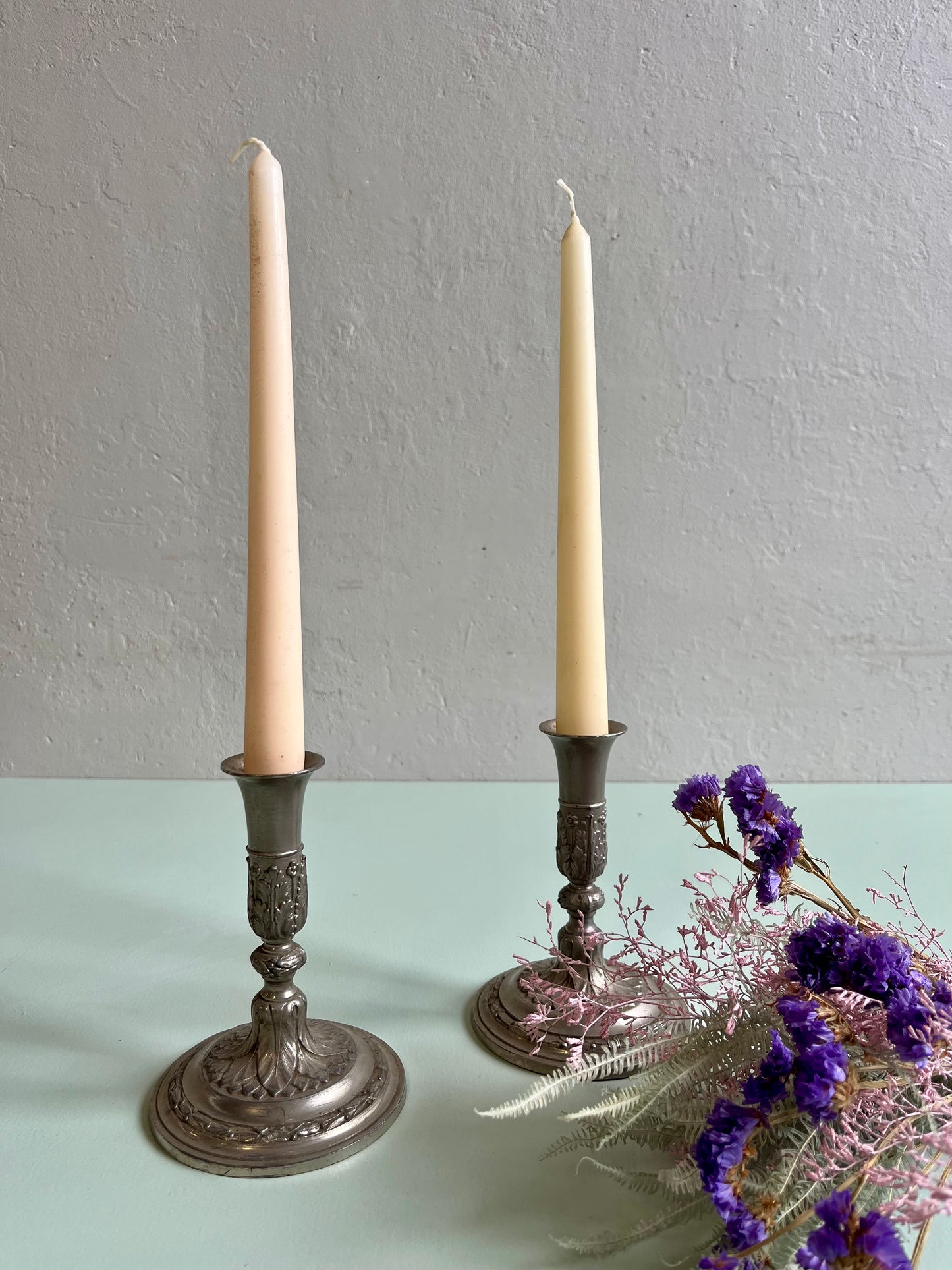 Bougeoirs en métal argenté gravés - lot de 2