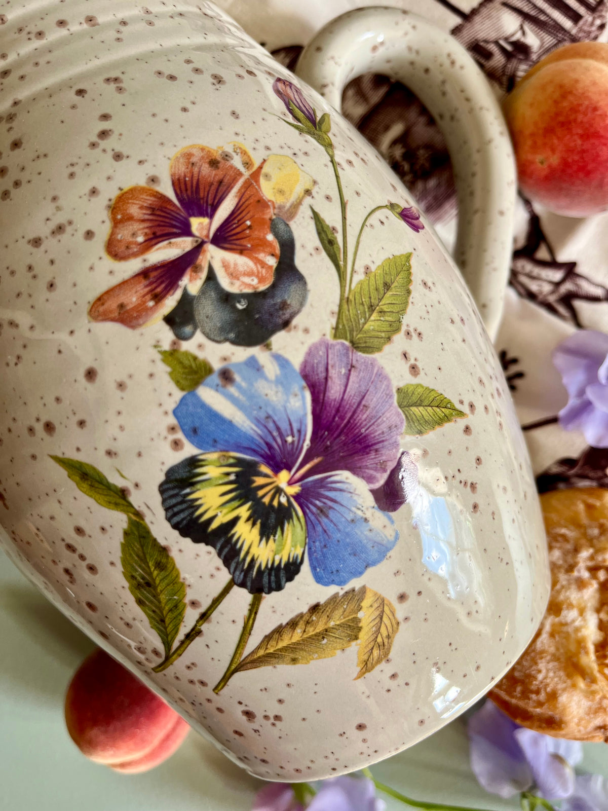 Pichet ancien décoré fleurs Patine