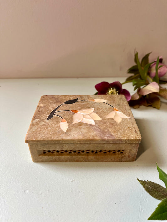 Boîte en pierre incrustrée motifs floraux