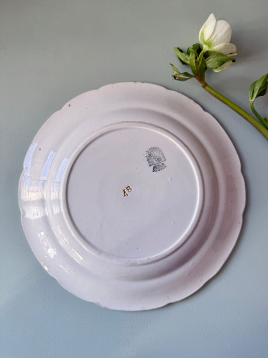 Assiette chantournée plate de Sarreguemines et Digoin