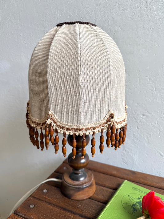 Lampe à poser avec about-jour en tissu et perles
