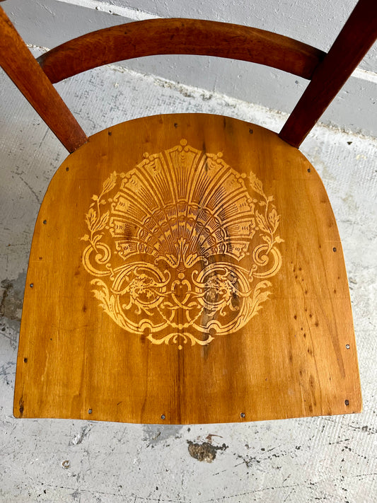 Chaise bistrot assise gravée claire