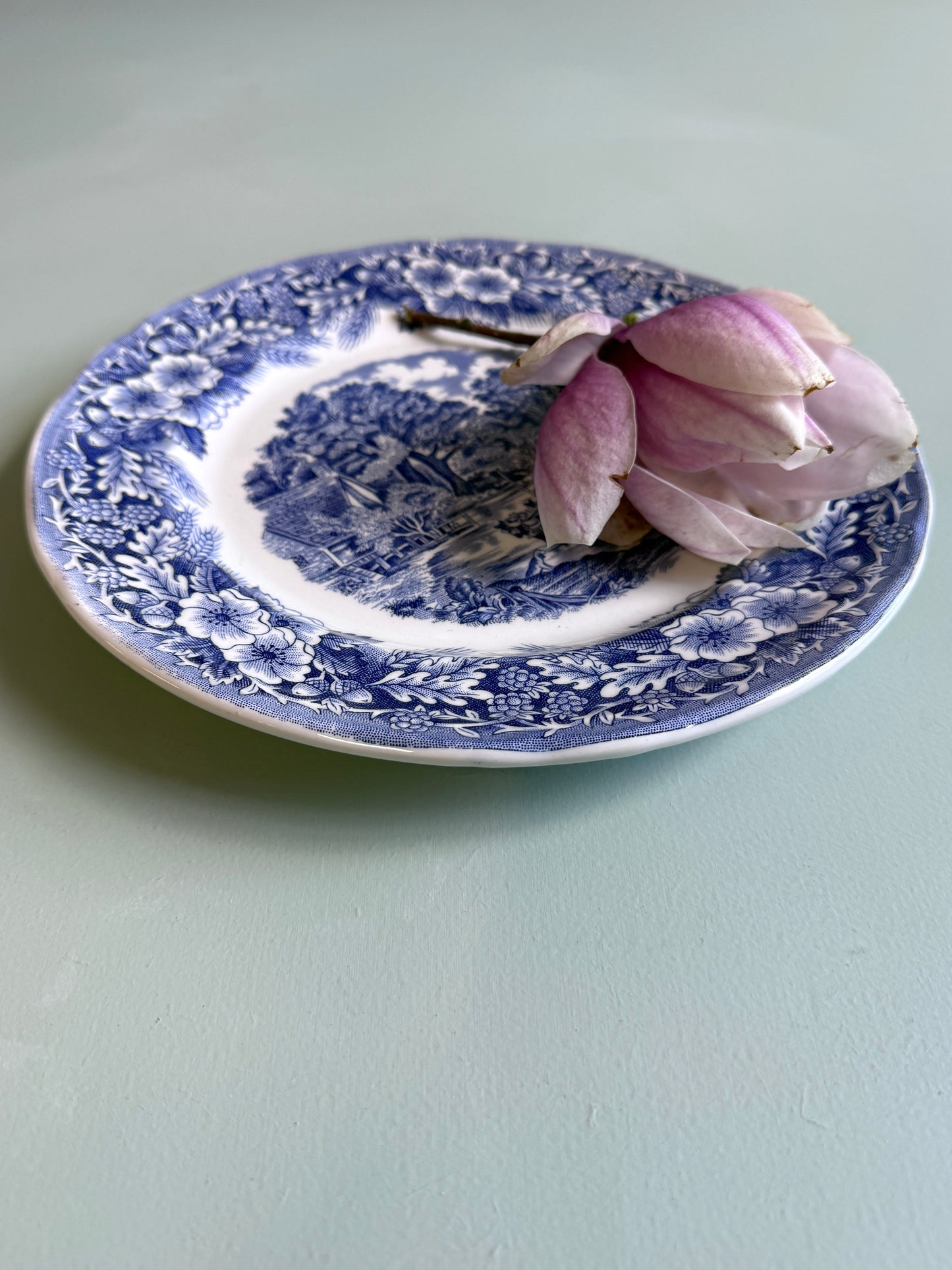 Assiette plate bleue décor paysage
