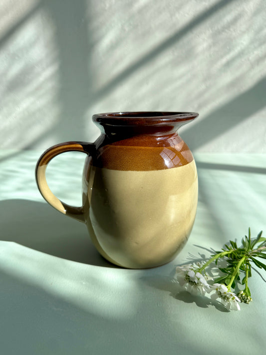 Pichet en grès émaillé beige et marron