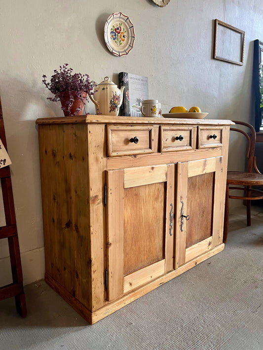 Buffet ancien en sapin 3 tiroirs Patine