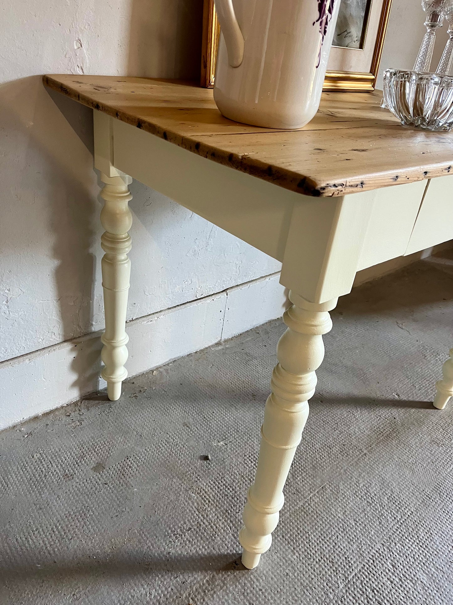 Table pieds tournés bois et crème