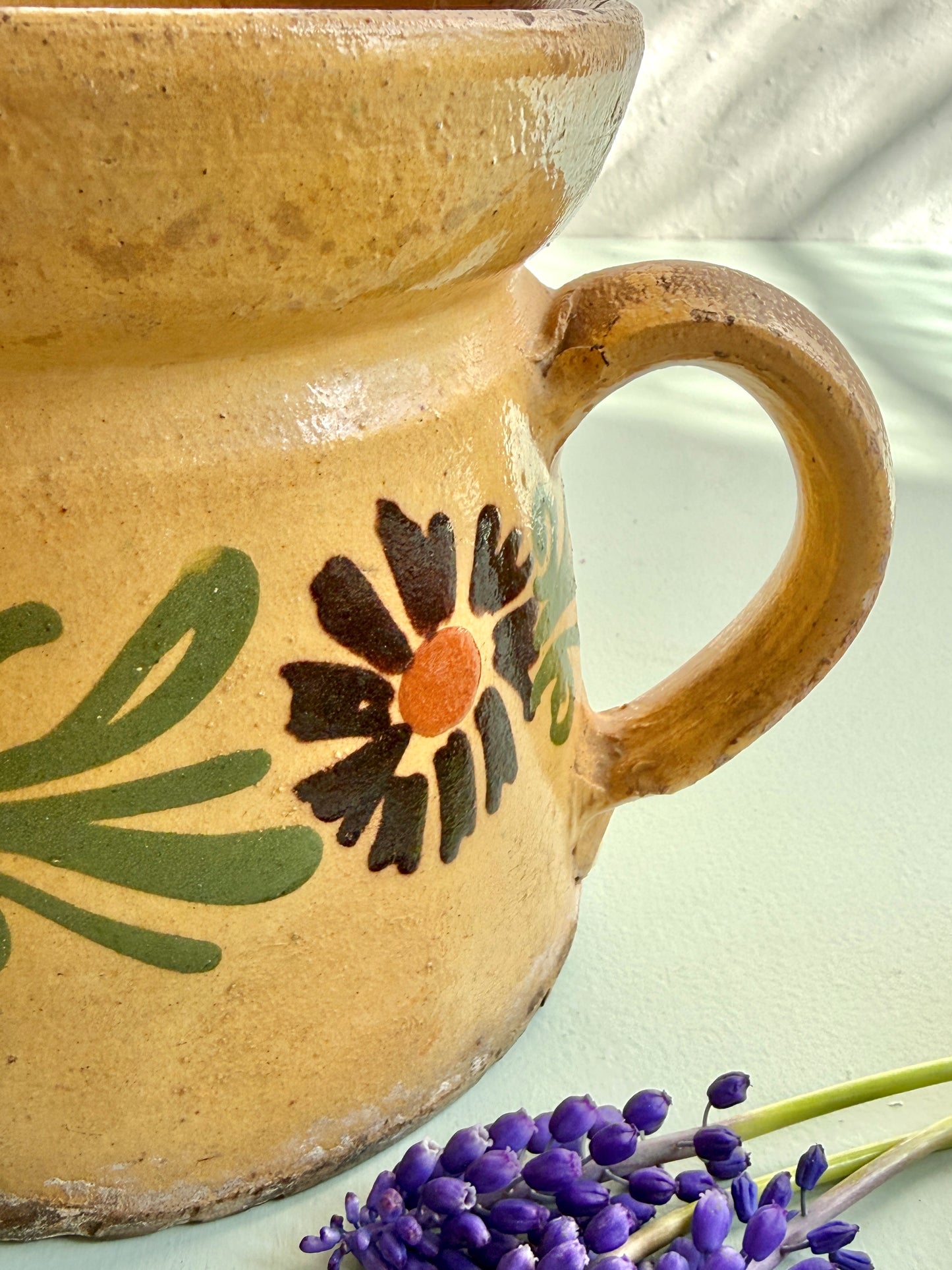 Pichet émaillé en terre cuite frise floral