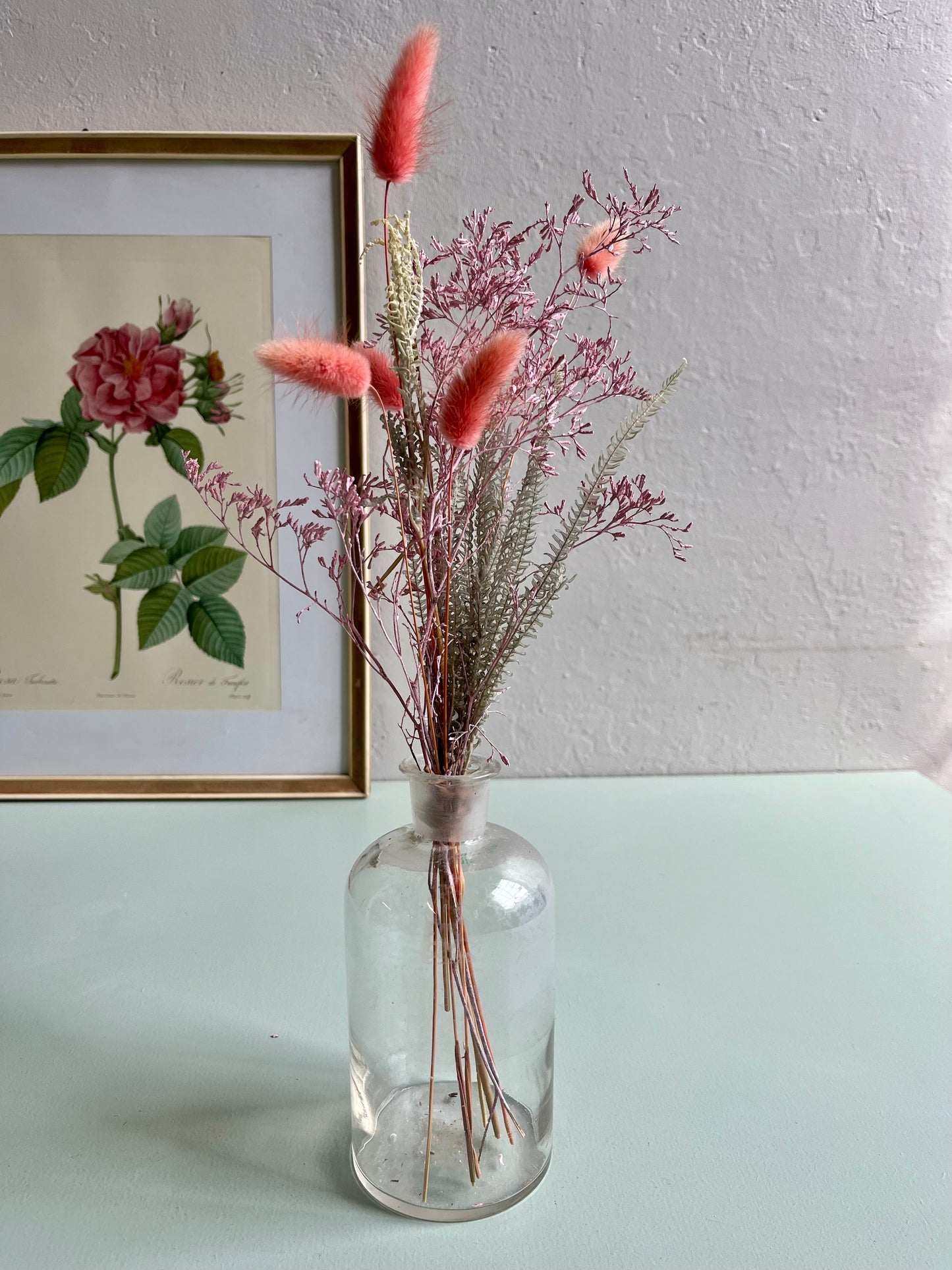 Flacon ancien avec fleurs séchées