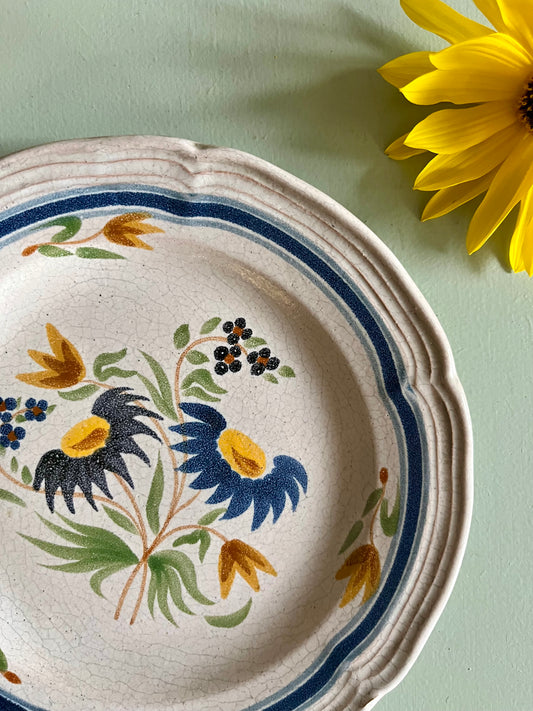 Assiette ancienne en faïence à décor floral peint à la main Patine