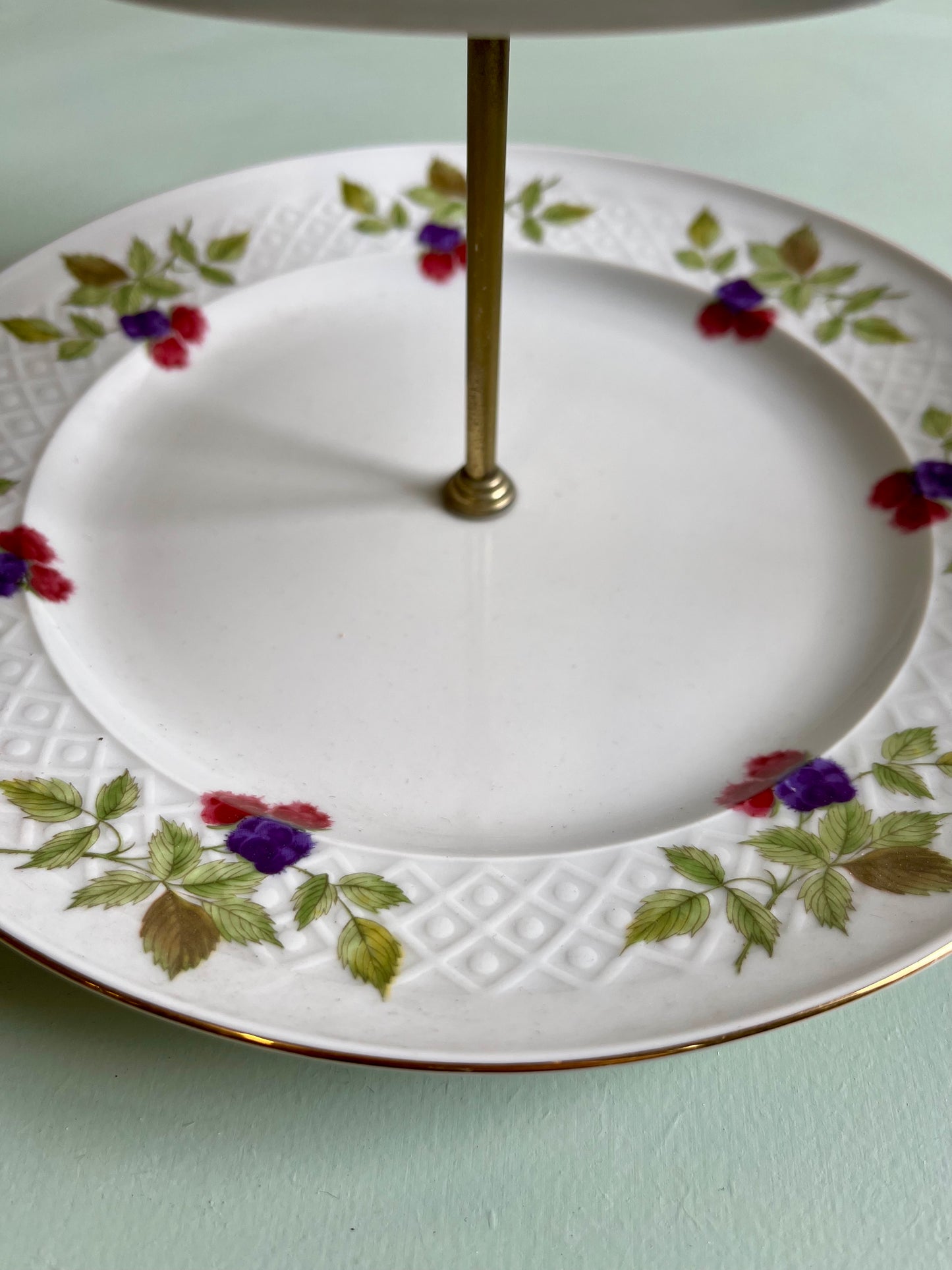 Plat de service en porcelaine décor mûres