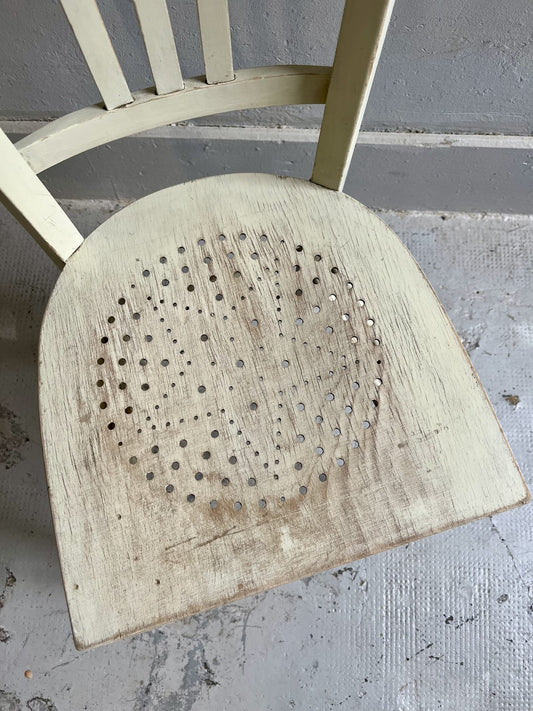 Chaise vintage en bois patiné – assise ajourée