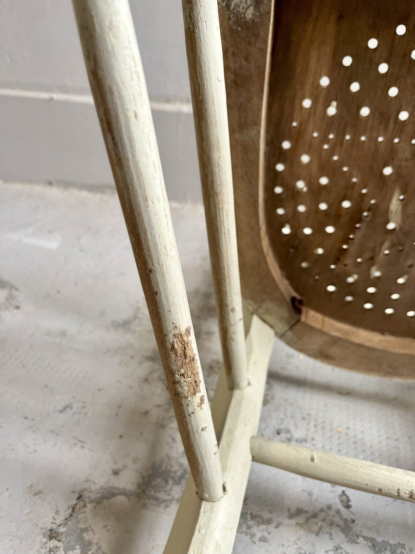 Chaise vintage en bois patiné – assise ajourée