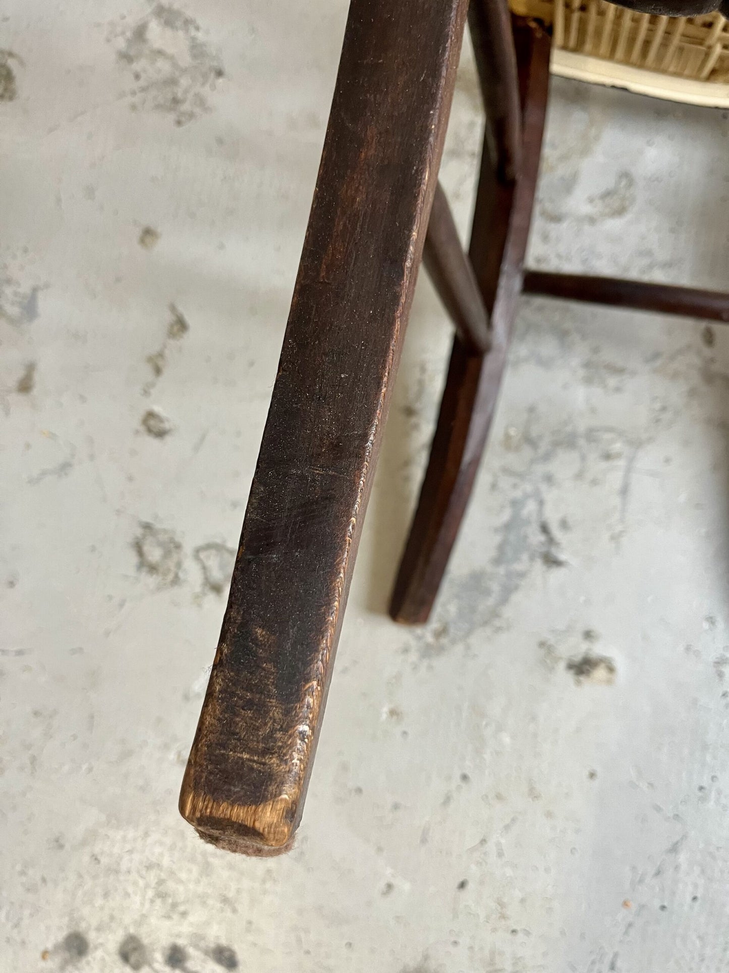 Chaise vintage en bois massif – assise paillée claire