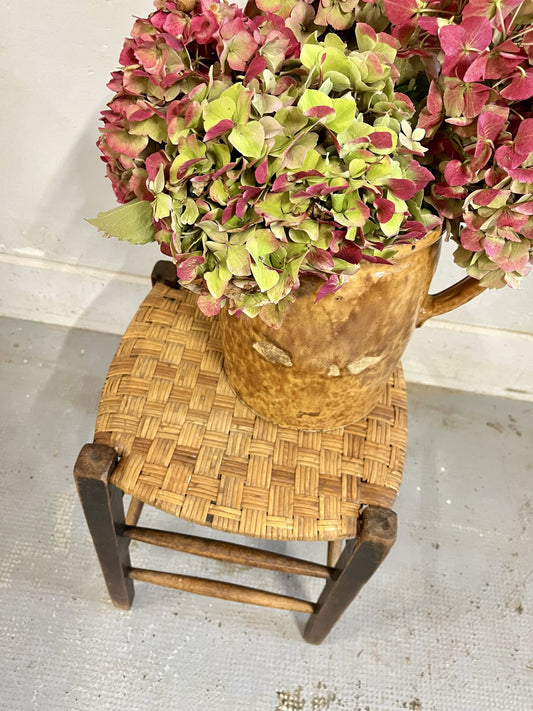 Tabouret ancien en bois et assise en paille tressée