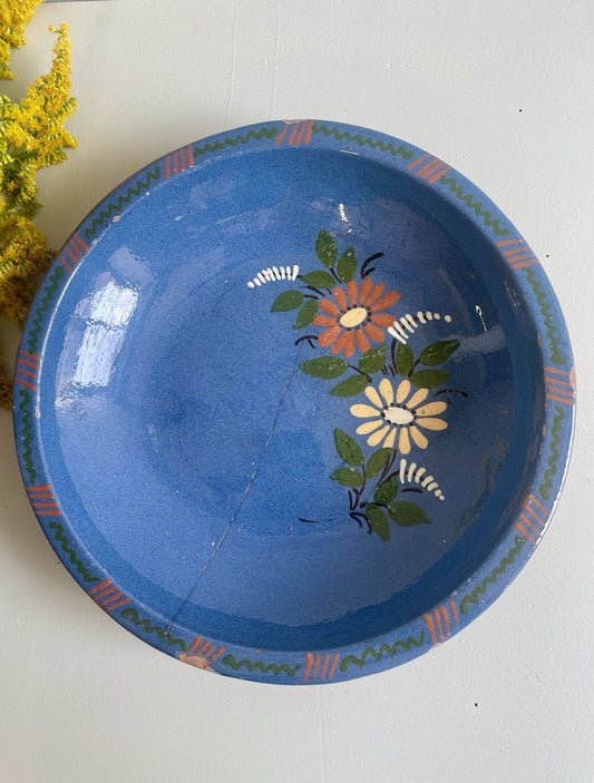 Plat en terre cuite à fleurs