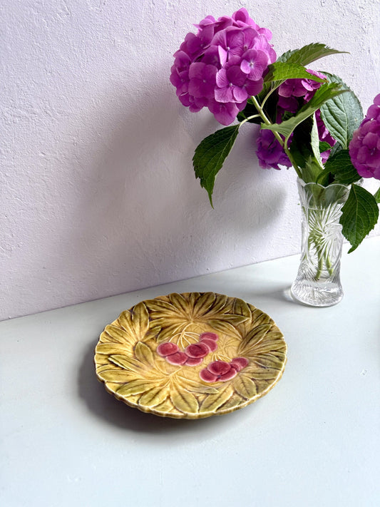 Assiette à dessert en barbotine Sarreguemines, Motif cerises