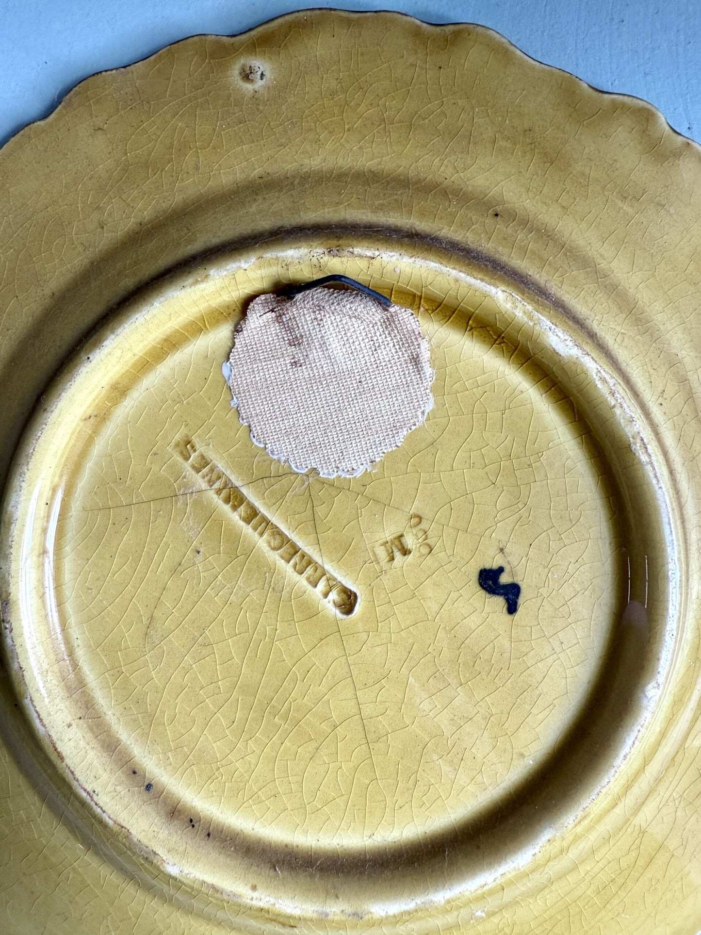 Assiette à dessert en barbotine Sarreguemines, Motif cerises