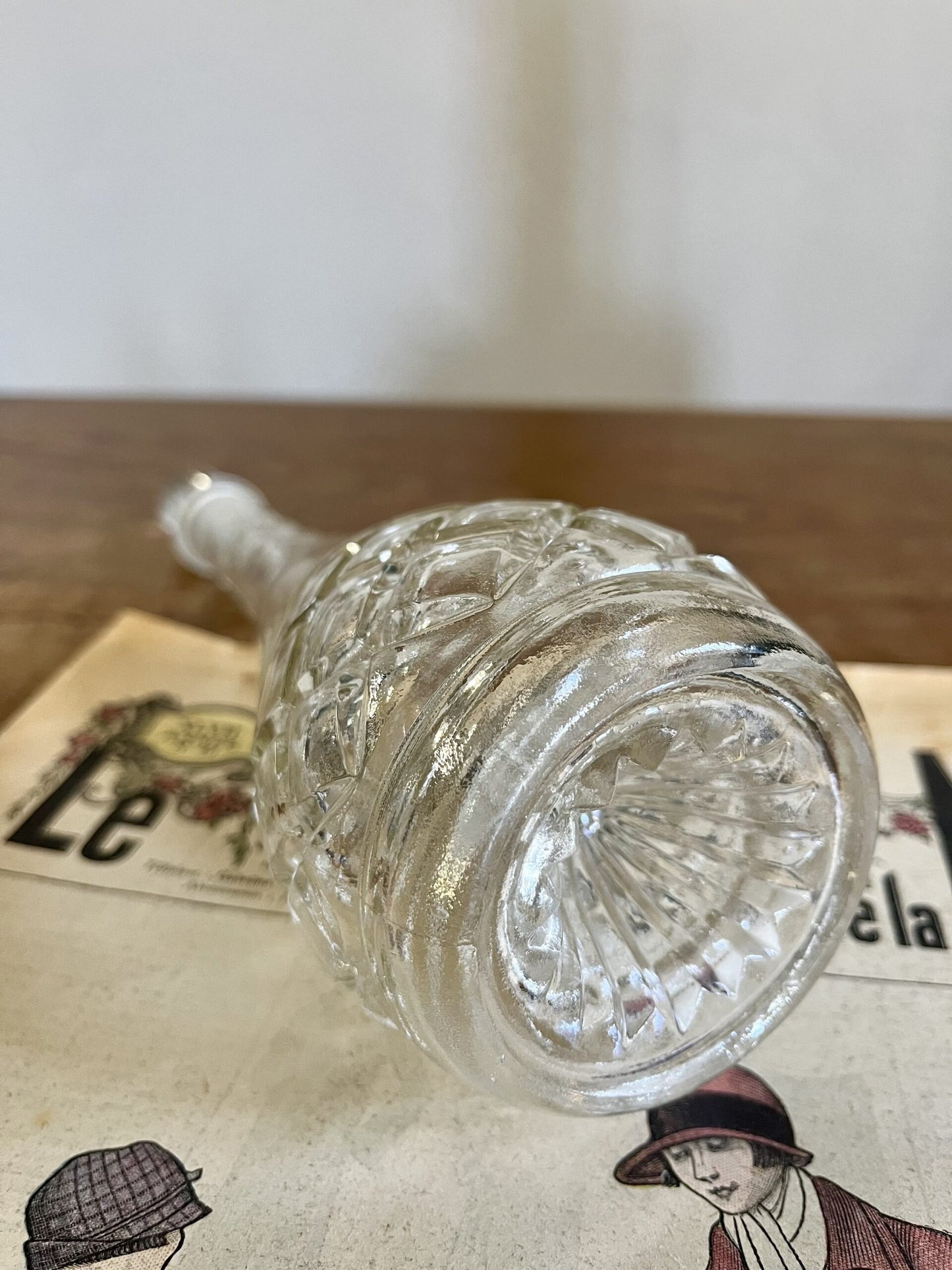 Bouteille en verre ciselé