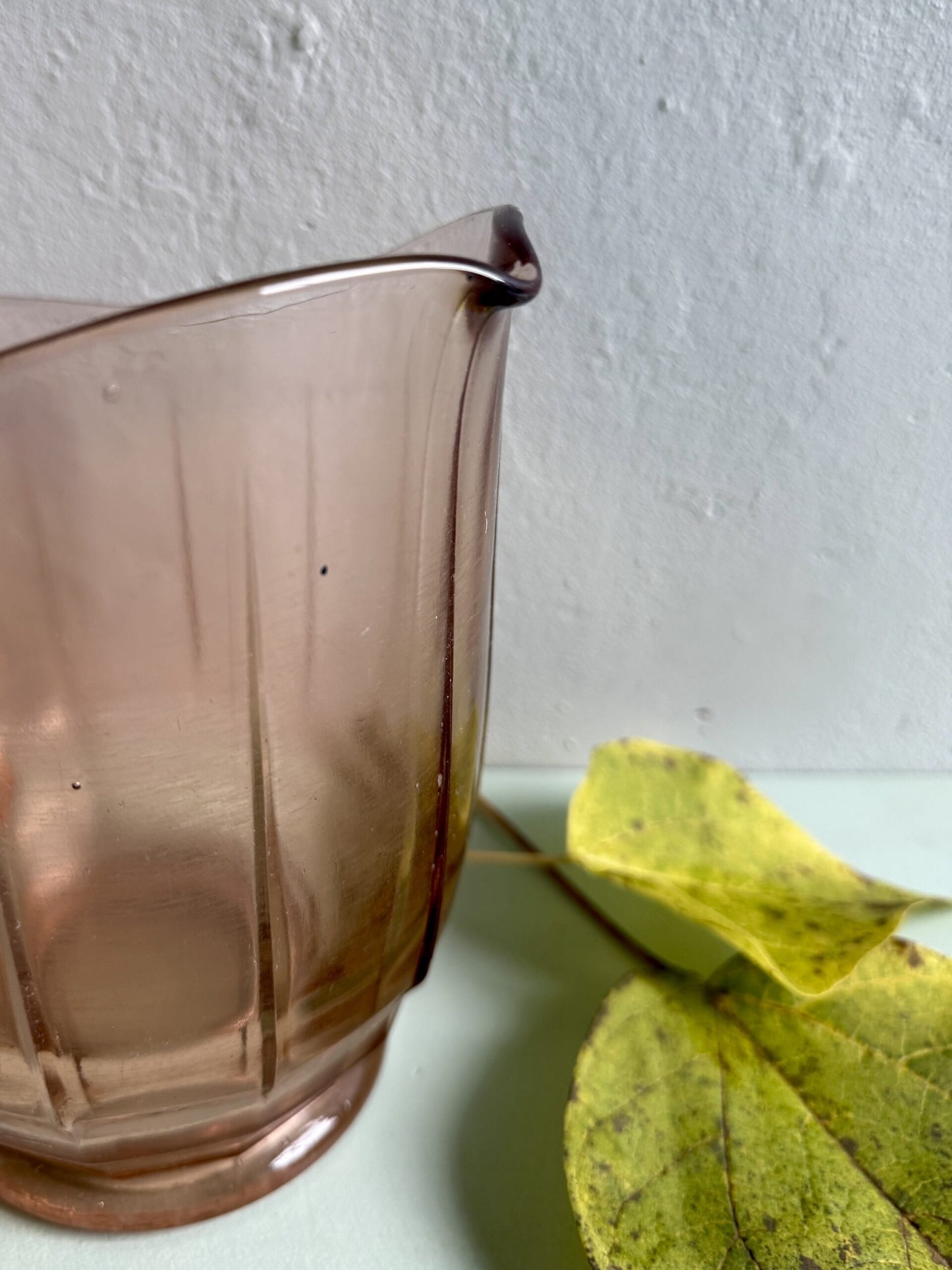 Carafe en verre rose