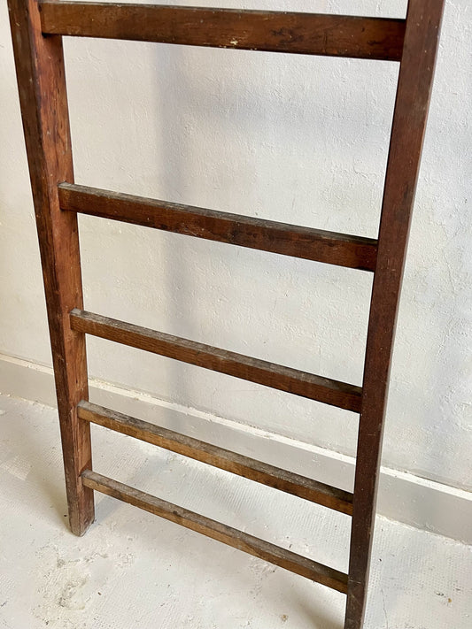 Grande échelle ancienne en bois massif