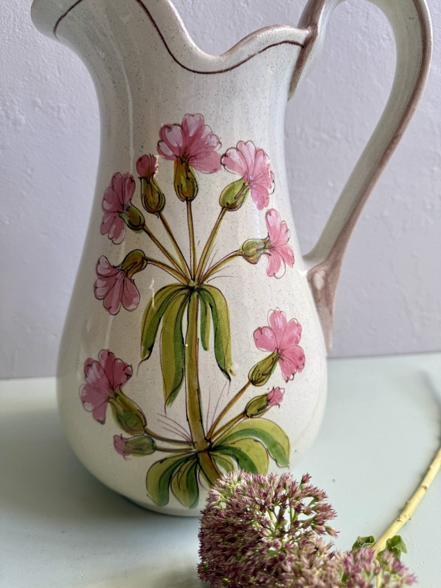 Broc ancien émaillé à décor fleuri