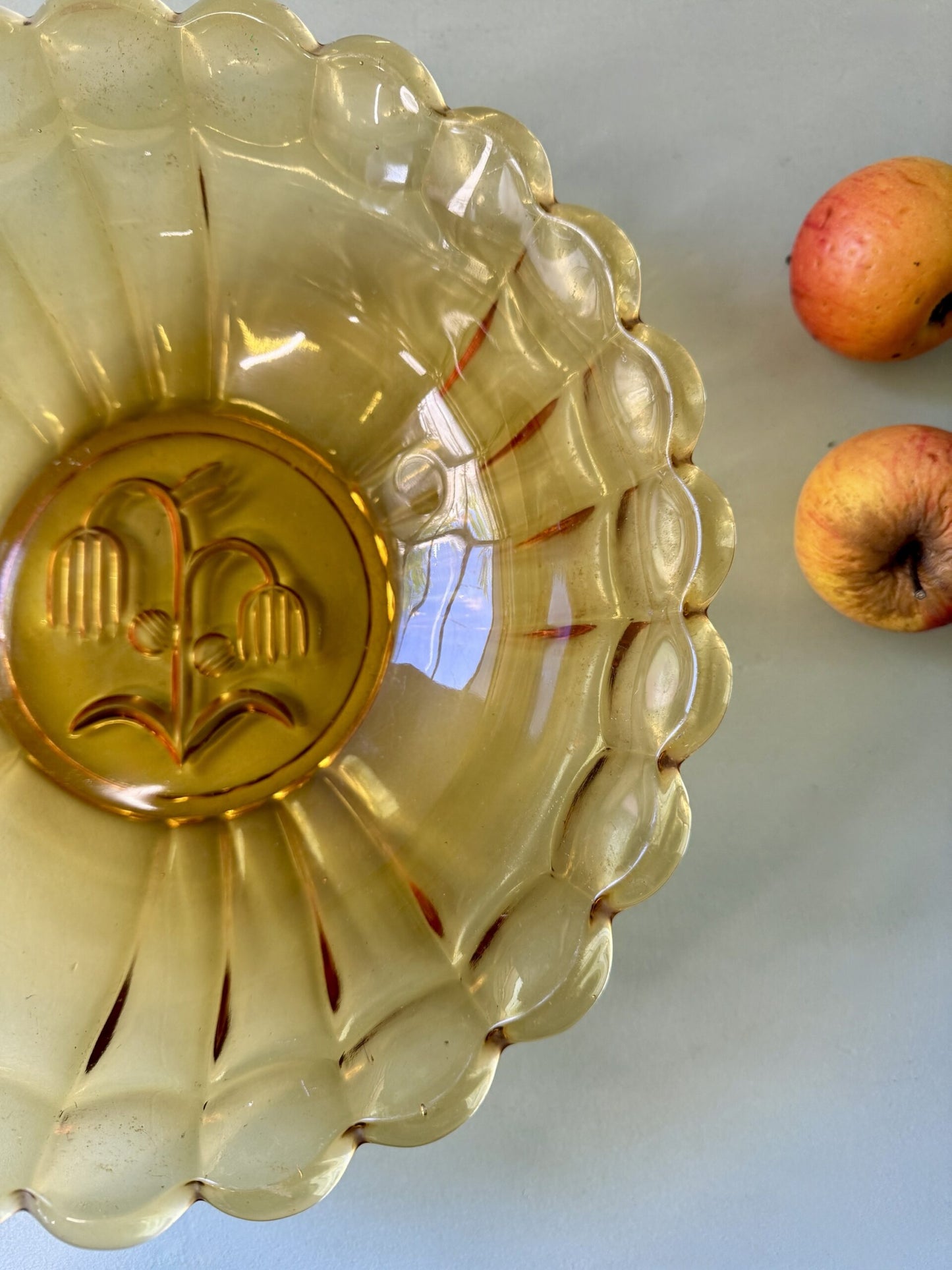 Saladier rétro en verre ambré ciselé