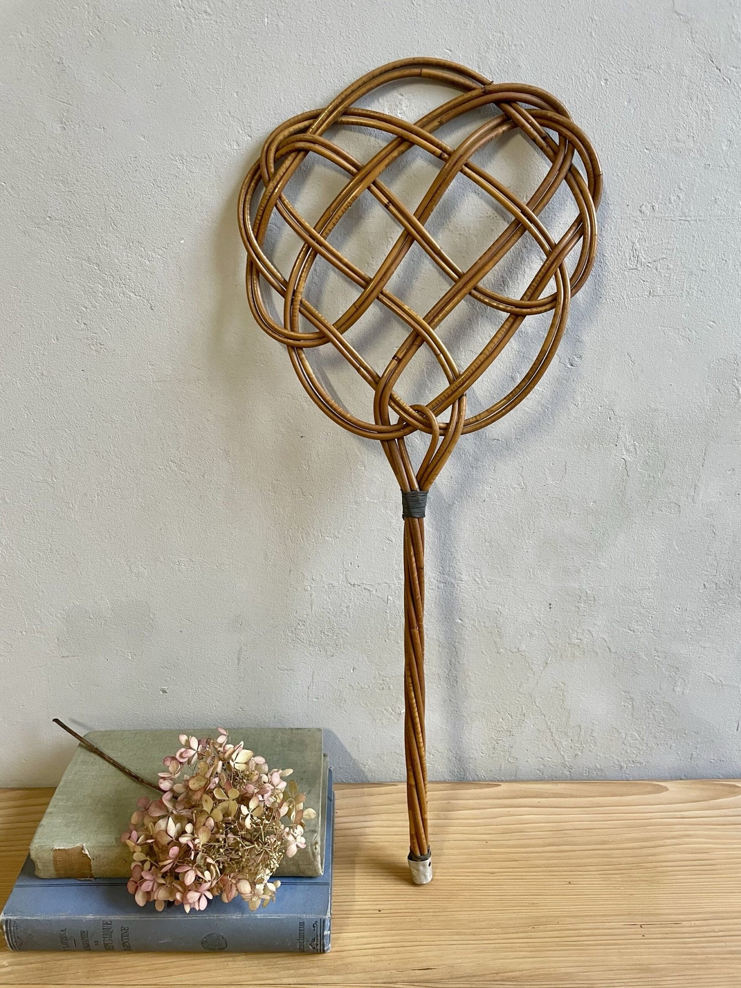 Battoir à tapis vintage en osier