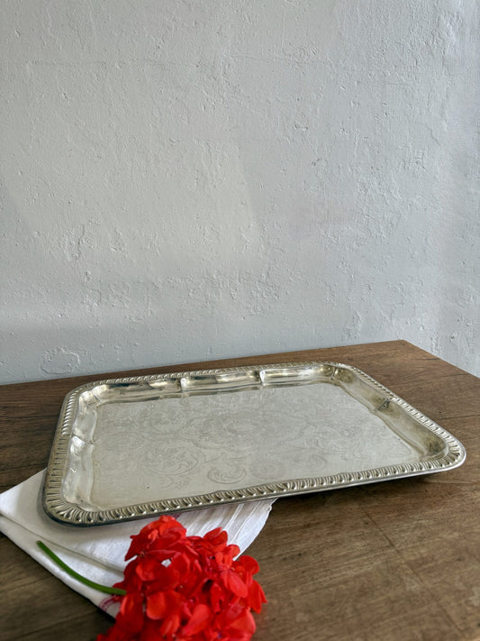 Plateau en argent gravé