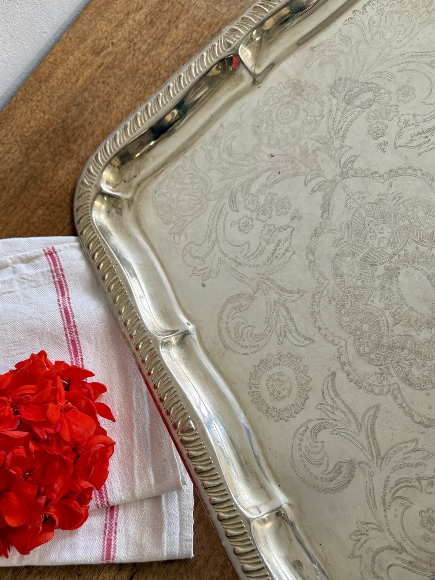 Plateau en argent gravé