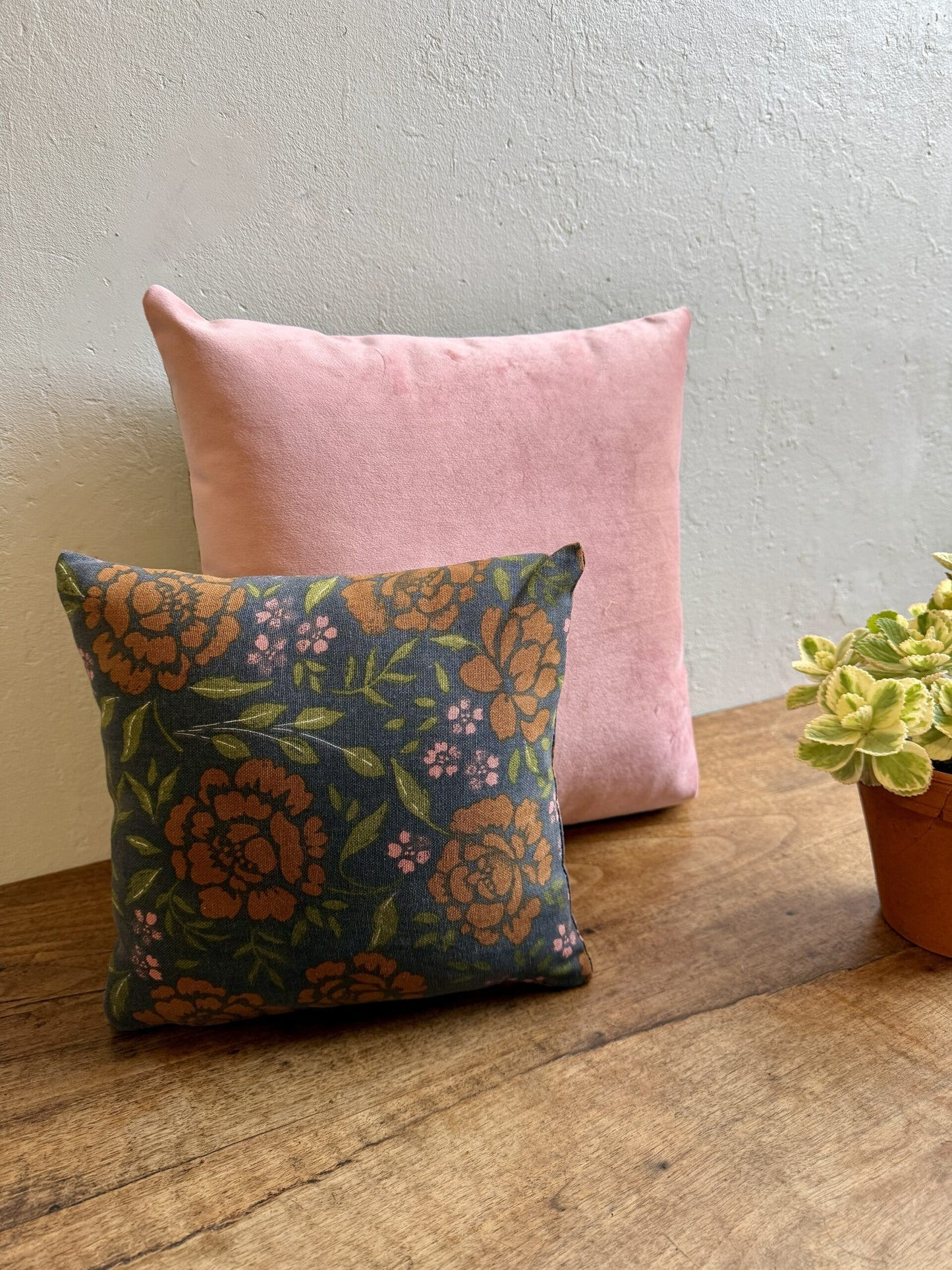 Petit coussin déhoussable fleuri fait main