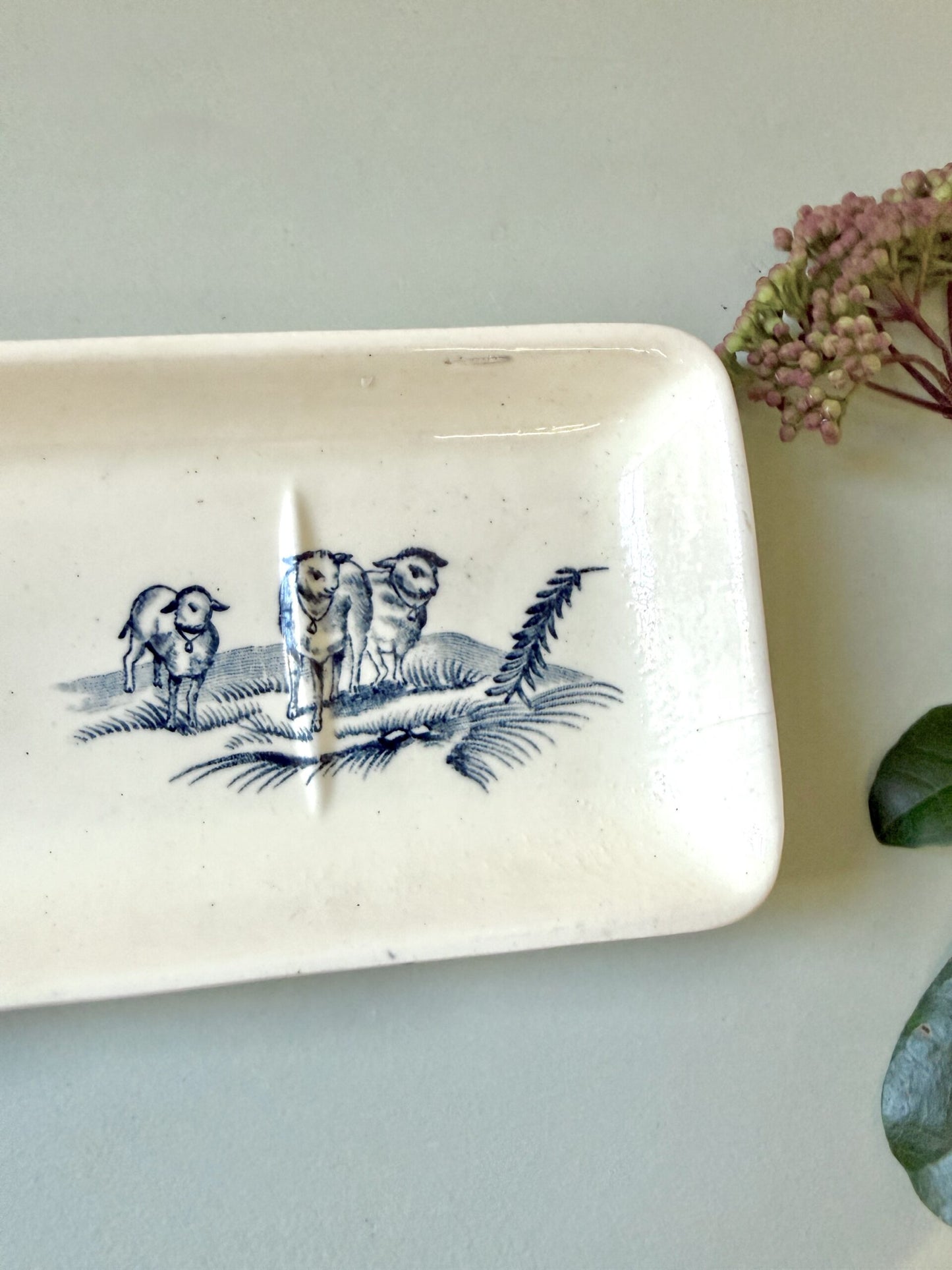 Porte-peigne ancien en faïence blanche décor bleu – scènes rurales